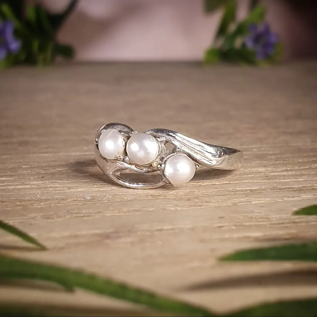 Pearl Ring - Size 8.5 (mx827)