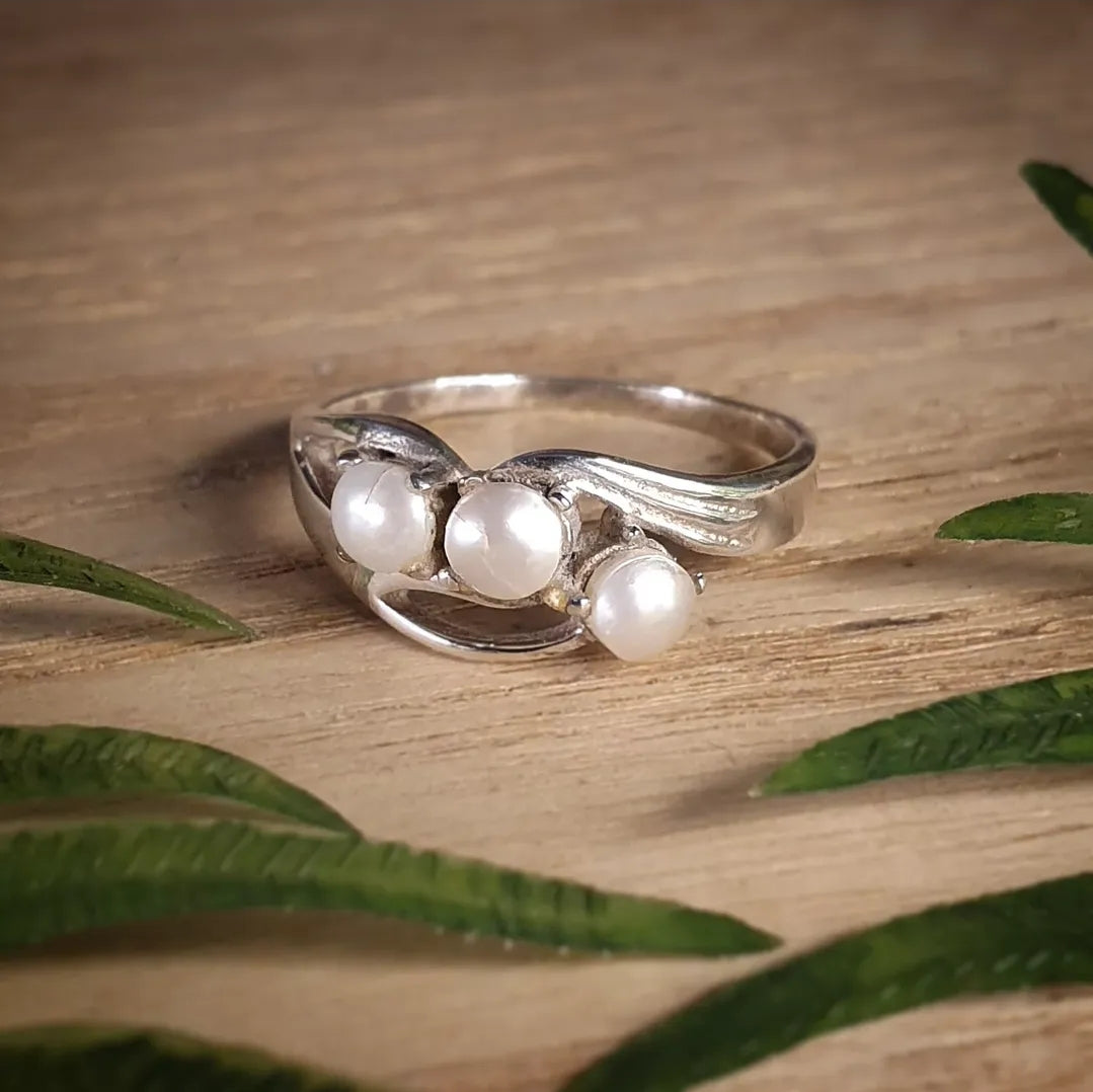 Pearl Ring - Size 8.5 (mx827)