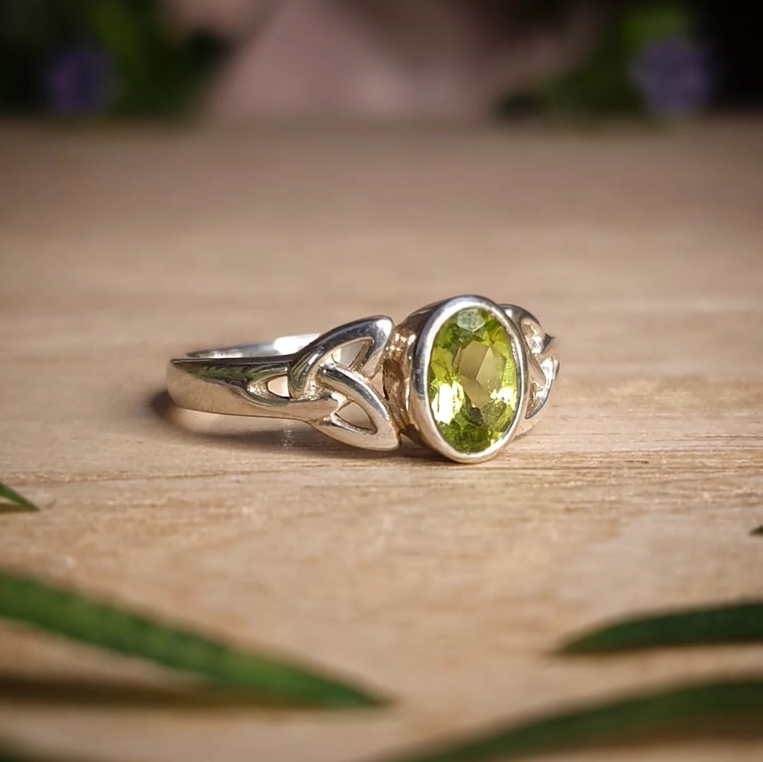 Peridot Ring - Size 8 (mx839)