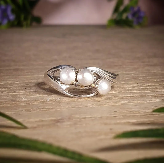 Pearl Ring - Size 8.5 (mx827)